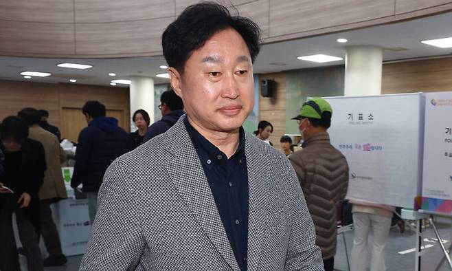 제22대 국회의원선거 수원정에 출마한 더불어민주당 김준혁 후보가 5일 오전 경기도 수원시 광교1동행정복지센터에 마련된 사전투표소에서 사전투표를 위해 기표소로 향하고 있다. 연합뉴스