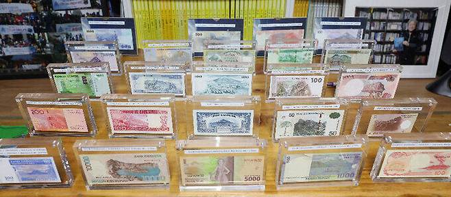 안일수씨가 수집한 산이 도안된 세계 각국의 지폐.