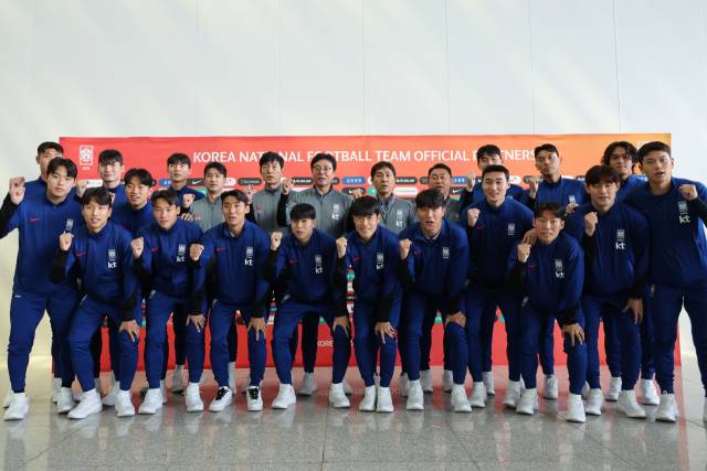 카타르 도하에서 개막하는 2024 아시아축구연맹(AFC) U-23 아시안컵에 출전하는 U-23 축구 대표팀의 황선홍 감독과 선수들이 지난 5일 오전 인천공항 제2터미널을 통해 전지훈련 캠프가 마련된 아랍에미리트(UAE)로 출국하기에 앞서 기념촬영을 하고 있다. 연합뉴스