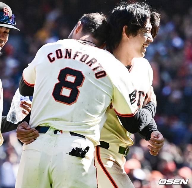 샌프란시스코 자이언츠 이정후(오른쪽)가 미국 캘리포니아주 샌프란시스코 오라클 파크에서 열린 샌디에이고 파드리스와 2024 메이저리그(MLB) 홈 개막전에서 팀 승리 후 콘포토와 포옹을 하고 있다.