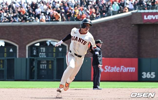 샌프란시스코 자이언츠 이정후가 미국 캘리포니아주 샌프란시스코 오라클 파크에서 열린 샌디에이고 파드리스와 2024 메이저리그(MLB) 홈 개막전에서 1번 타자 중견수로 선발 출전해 1회말 볼넷으로 출루한 뒤 콘포토의 타구에 전력질주하고 있다.