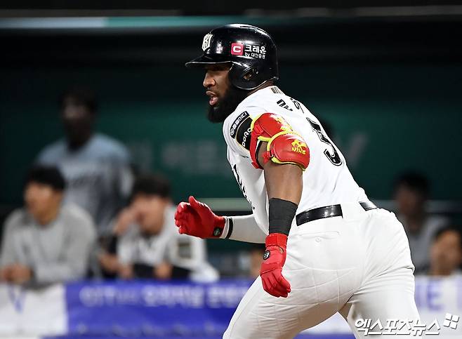 LG 트윈스는 6일 서울 잠실야구장에서 열린 2024 신한 SOL Bank KBO리그 KT 위즈와의 홈경기에서 8-4로 승리했다. 하루 전 연장 10회에서 7-8로 진 것을 설욕했다. 4-4로 맞선 9회말 1사 만루서 구본혁이 끝내기 만루 홈런을 터트렸다. 사진은 이날 홈런포를 쏘아 올린 KT 거포 로하스의 모습. 엑스포츠뉴스 DB