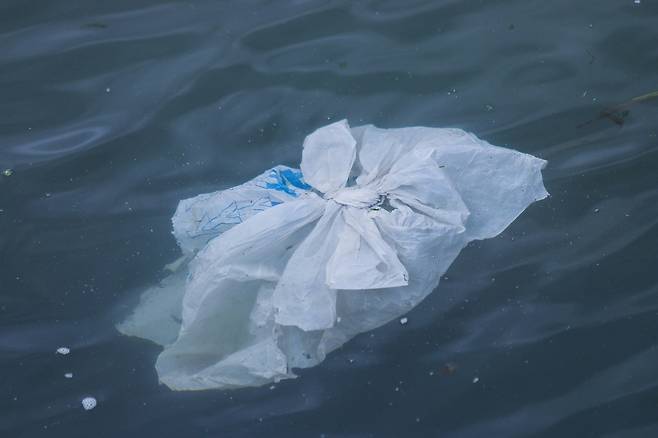 바다에 떠 있는 플라스틱 쓰레기  연구팀은 전 세계에서 매분 트럭 한 대 분량의 플라스틱이 바다로 흘러 들어가는 것으로 추정된다고 밝혔다. [Brian Yurasits, Unsplash 제공. 재판매 및 DB 금지]