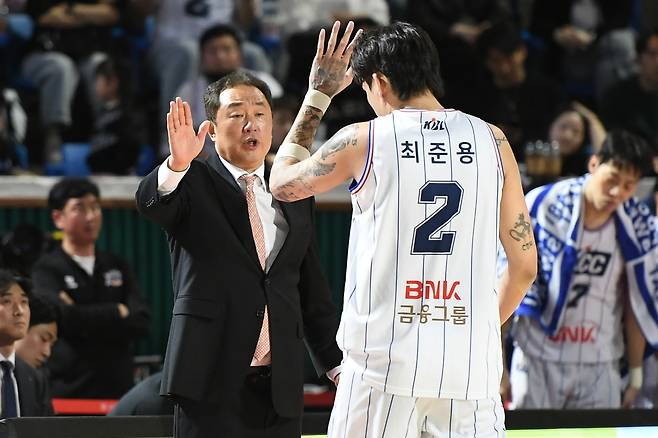 전창진 KCC 감독과 최준용 [KBL 제공. 재판매 및 DB 금지]