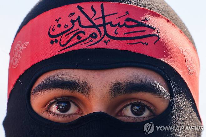 시리아 이란 영사관 폭격으로 사망한 혁명수비대원 장례식에 참석한 이란 남성. [AFP 연합뉴스. 재판매 및 DB 금지]