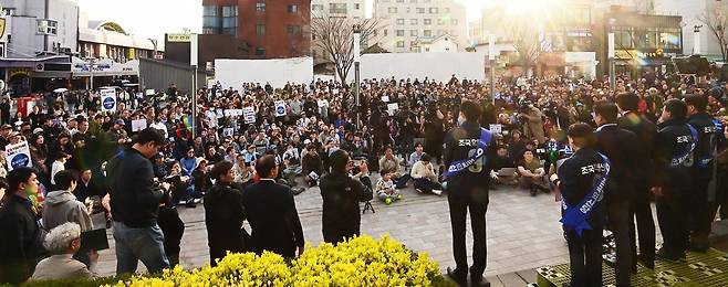 많은 인파가 몰린 강릉 월화거리 [독자 제공.재판매 및 DB 금지]