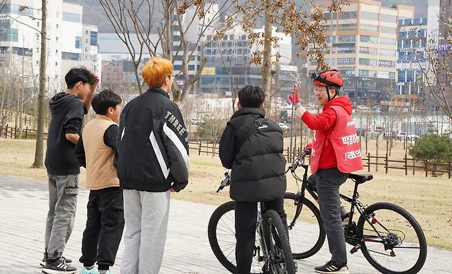 자전거 타고 유세하는 박정하 후보 [후보 측 제공.재판매 및 DB 금지]