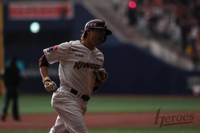 홈런 친 이형종 키움 히어로즈 이형종이 6일 서울 고척스카이돔에서 열린 2024 프로야구 한화 이글스와 홈 경기 1회에 3점 홈런을 친 뒤 홈으로 들어오고 있다. [키움 히어로즈 제공. 재배포 및 DB 금지]