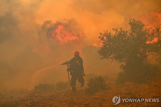 지난해 7월 19일 그리스 네아 페라모스 인근 숲에서 소방대원이 진화 작업을 하고 있다.  [AFP 연합뉴스 자료사진. 재판매 및 DB 금지]