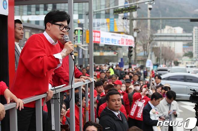한동훈 국민의힘 총괄선거대책위원장이 제22대 국회의원선거(총선) 사전투표 둘째 날인 6일 경남 양산시 덕계사거리에서 열린 ‘국민의힘으로 양산살리기' 지원유세에서 김태호(경남 양산시 을) 후보에 대한 지지를 호소하고 있다. 2024.4.6/뉴스1 ⓒ News1 이승배 기자