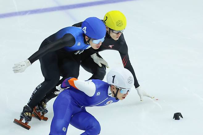 자리 내주지 않는 황대헌

    (서울=연합뉴스) 신현우 기자 = 7일 서울 양천구 목동아이스링크에서 열린 2024-2025시즌 쇼트트랙 국가대표 1차 선발전 남자 1,000ｍ 예선 7조. 황대헌(파랑 헬멧)이 박노원(노랑 헬멧)과 자리 싸움을 벌이고 있다. 이 경기에서 황대헌은 패널티를 받아 탈락했다. 2024.4.7

    nowwego@yna.co.kr

(끝)





<저작권자(c) 연합뉴스, 무단 전재-재배포, AI 학습 및 활용 금지>