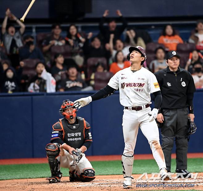 7일 고척스카이돔에서 열린 한화와 키움의 경기, 7회말 1사 1루 키움 송성문이 동점 2점홈런을 치고 배트를 던지고 있다. 고척=허상욱 기자wook@sportschosun.com/2024.04.07/