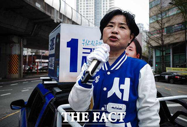 서은숙 더불어민주당 부산진갑 후보가 4일 오후 부산 부산진구 부암교차로에서 퇴근길 유세를 하고 있다. /부산=김세정 기자