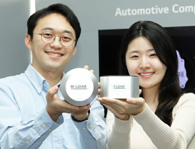LG이노텍 임직원들이 ADAS용 센싱 핵심 부품인 고성능 라이다를 선보이고 있다(사진=LG이노텍)