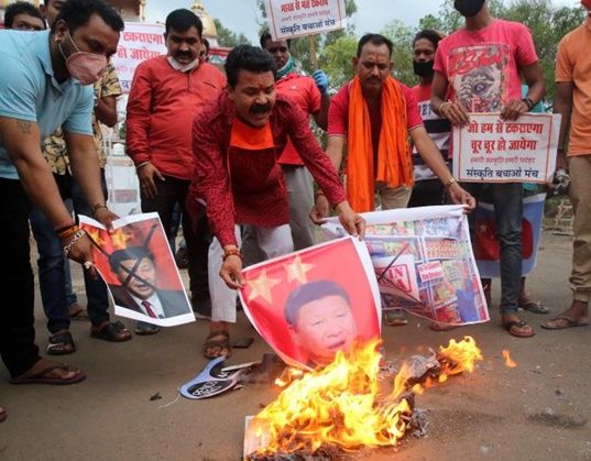 지난 2020년 6월 16일 인도 보팔에서 시위대가 중국 인민해방군과의 국경충돌로 인도군들이 사망한 사건에 항의하며 시진핑 중국 국가주석의 사진을 불태우고 있다. ⓒ EPA/연합뉴스