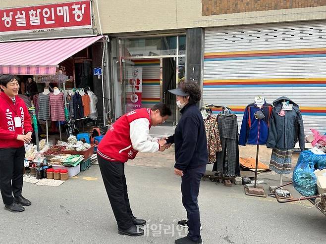 충남 아산갑 지역구에 출마하는 김영석 국민의힘 후보가 6일 온양온천시장을 방문해 시민들에게 인사하고 있다. ⓒ데일리안 강현태 기자