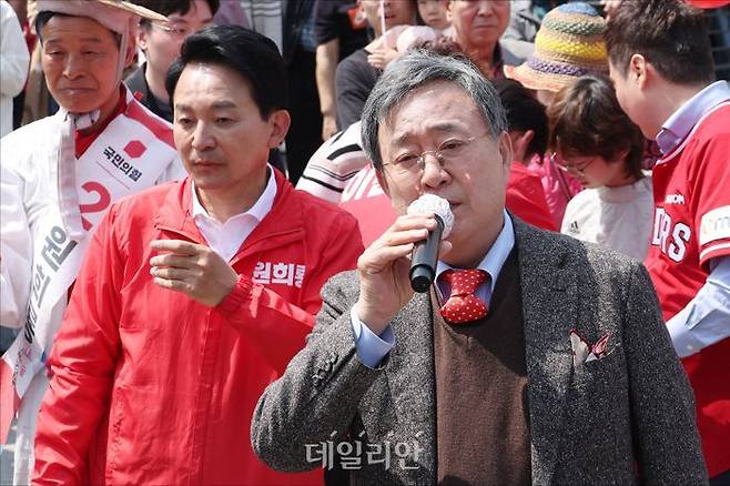 배우 노주현이 7일 오후 인천 계양구 계양서부천벚꽃길에서 열린 원희룡 국민의힘 인천 계양을 후보의 집중유세에서 원 후보의 지원유세에 나서고 있다. ⓒ데일리안 홍금표 기자