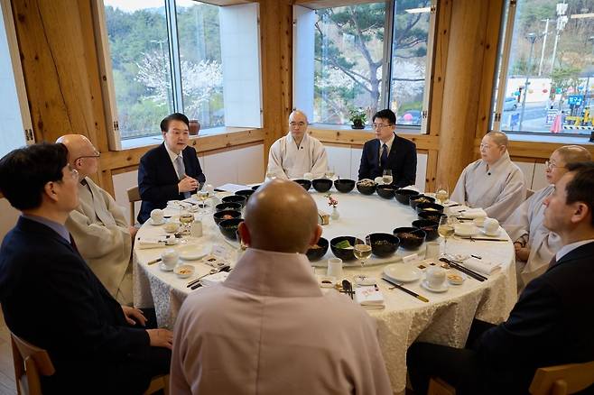 윤석열 대통령이 7일 오후 서울 은평구 진관사를 방문해 한문화체험관에서 조계종 총무원장 진우스님을 비롯한 주요 인사들과 사찰음식으로 만찬을 갖고 있다. (대통령실 제공) 2024.4.7. 뉴스1