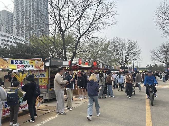 지난 6일 서울 여의도 한강공원 자전거도로에 노점상들이 영업을 하고 있다. 사진=강명연 기자