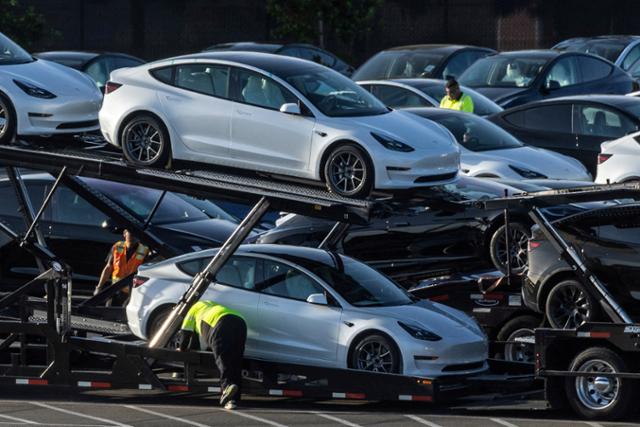 지난해 5월 23일 미국 캘리포니아주 프리먼트 공장에서 출시를 기다리고 있는 테슬라 모델3 전기차들. 프리먼트=로이터 연합뉴스