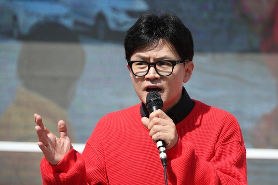 한동훈 국민의힘 총괄선거대책위원장이 7일 대전시 유성구 노은역 광장에서 열린 ‘국민의힘으로 대전살리기' 지원유세에서 대전시 후보들의 지지를 호소하고 있다. 뉴스1