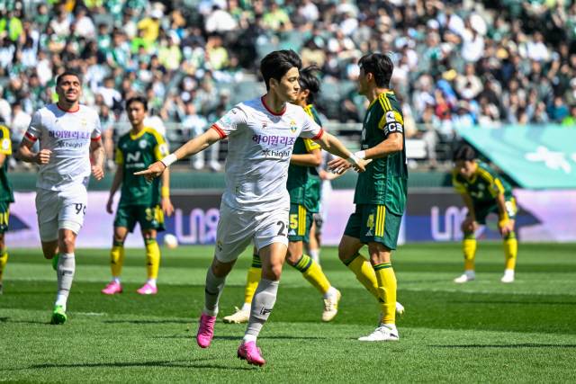 ▲ 강원FC 이상헌이 7일 오후 2시 전주월드컵경기장에서 열린 전북현대와 하나은행 K리그1 2024 6라운드 원정 경기에서 페널티킥 선제골을 기록했다. 사진제공=강원FC