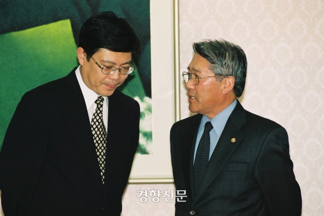 2001년 10월, 최성홍 외교통상부 차관(오른쪽)이 리빈 주한 중국대사를 집무실로 불러 중국이 한국인 마약혐의자를 사전 통보 없이 사형 집행한 것에 대해 엄중 항의하고 있다. 경향신문 자료사진