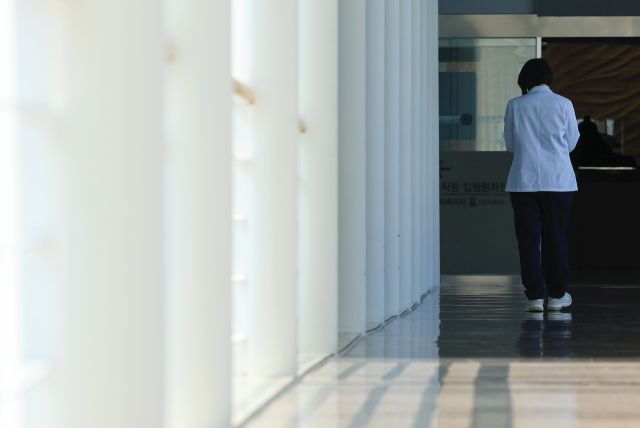 7일 오전 서울 시내 한 대학병원에서 의료 관계자가 이동하고 있다. 연합뉴스