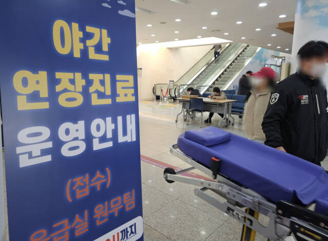6일 오전 인천 동구 인천의료원에 야간 연장 진료를 알리는 현수막과 함께 사람들이 분주하게 돌아다니고 있다. 박귀빈기자