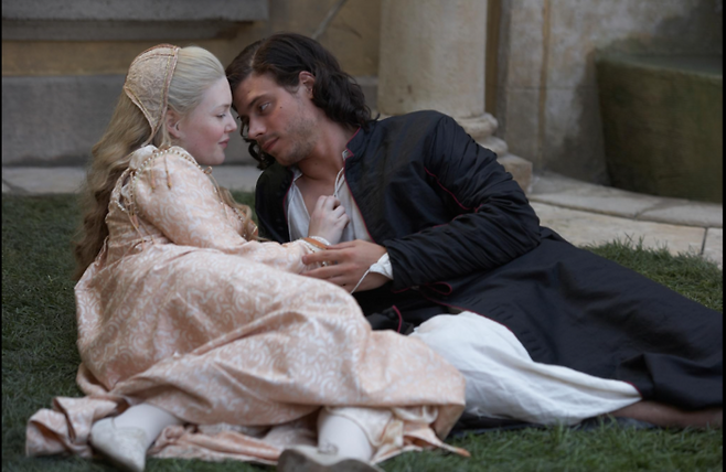 보르지아 가문의 체사레와 루크레치아는 친남매지간이지만 동시에 육체적 관계라는 악소문이 돌았다. 이를 묘사하고 있는 미드 ‘보르지아’. [사진출처=IMDB]