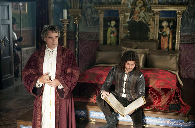 “아들아, 여자들은 준비됐니?” 미드 보르지아에서 알렉산데르6세를 연기한 제레미 아이언스. [사진출처=IMDB]