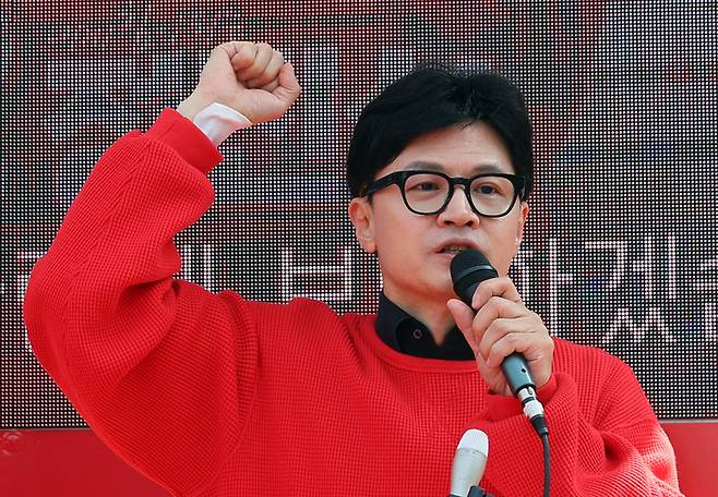 국민의힘 한동훈 비상대책위원장 겸 총괄 선거대책위원장이 7일 충남 공주시 공주대학교 후문 앞에서 정진석 후보 지지를 호소하고 있다. [사진출처 = 연합뉴스]