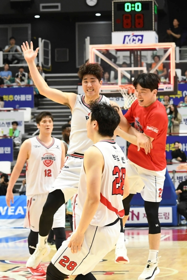 케베 알루마가 ‘생태계 교란종’ 패리스 배스를 낚았다. 사진=KBL 제공