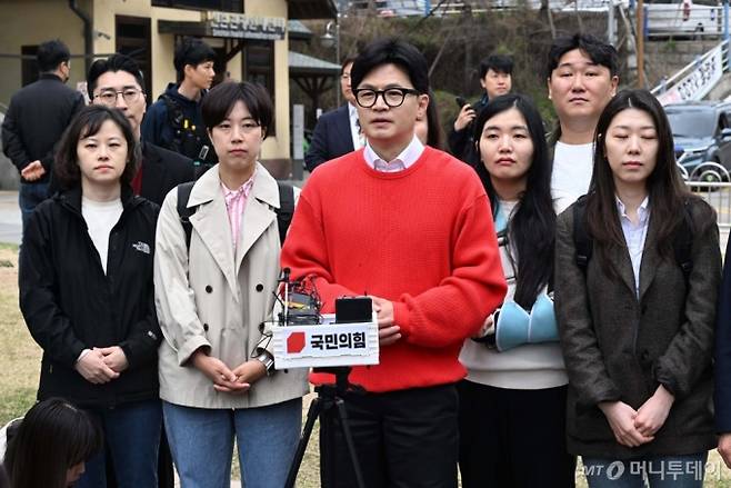 한동훈 국민의힘 비상대책위원장이 5일 오전 서울 서대문구 구.신촌동주민센터에 마련된 제22대 국회의원 선거 사전투표소에서 투표를 마친 후 취재진의 질문에 답변하고 있다. (공동취재) /사진=뉴시스