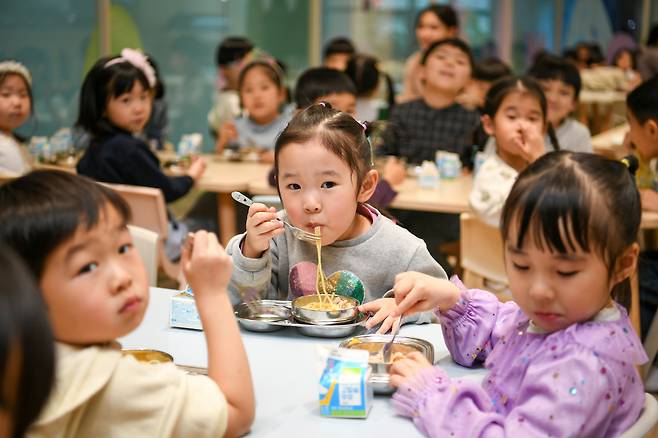 지난달 28일 기자가 찾은 현대모비스 마북어린이집 소속 원아들이 간식을 먹고 있다. [현대모비스 제공]