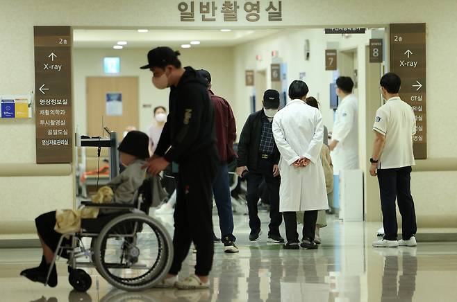 3일 오전 서울 한 대형병원에서 환자가 엘리베이터를 기다리고 있다. [연합]