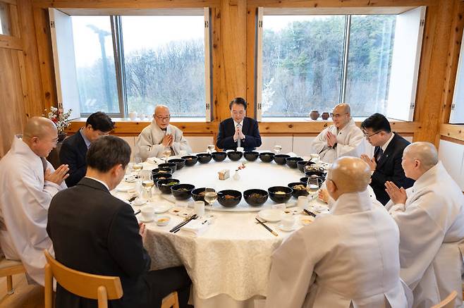 [서울=뉴시스] 윤석열 대통령이 7일 서울 은평구 진관사를 방문해 조계종 주요 인사들과 만찬을 하고 있다. (사진=대통령실 제공) 2024.04.07. photo@newsis.com *재판매 및 DB 금지