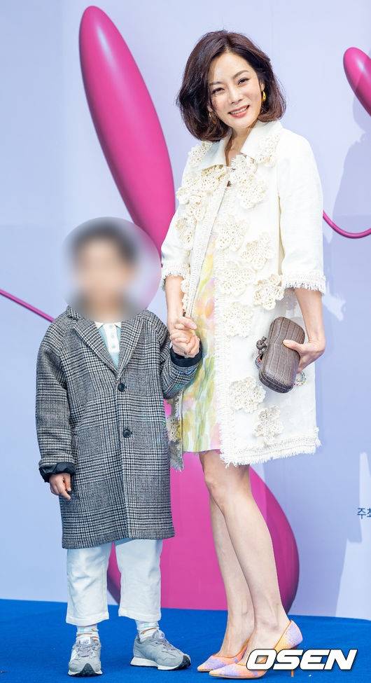 [OSEN=민경훈 기자]배우 배우 채림이 아들과 함께 포즈를 취하고 있다. 2023.03.16 /rumi@osen.co.kr