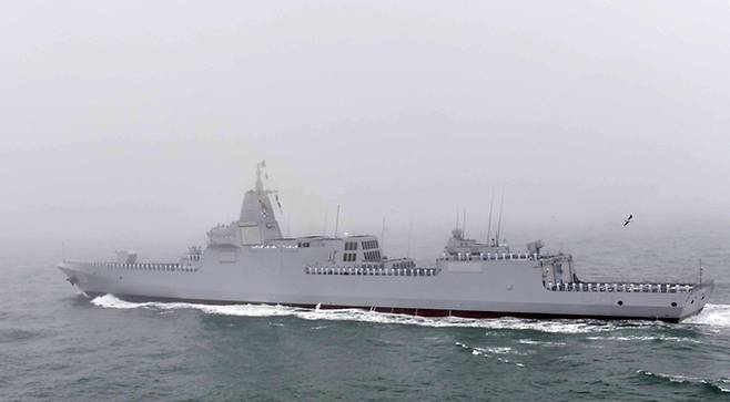 중국 해군 055급 구축함이 해상에서 이동하고 있다. 신화통신