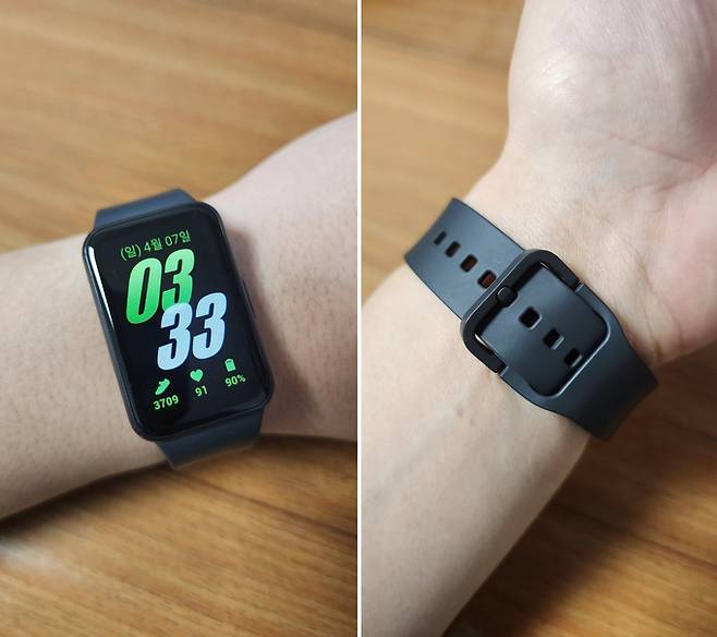 그레이 색상 갤럭시 핏3를 착용한 모습. 핏3라서 오전 3시33분까지 기다렸다(?). 오른쪽 사진은 핀버클 형식의 기본 스트랩. 이동수 기자