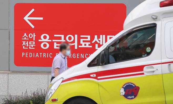 서울 종로구 서울대학교병원 소아전문 응급의료센터 앞을 시민이 지나고 있다. 연합뉴스