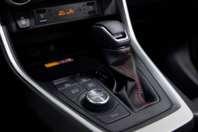 버튼 조작만으로 세 가지 버진의 주행모드를 선택할 수 있다. 사진제공=도요타코리아