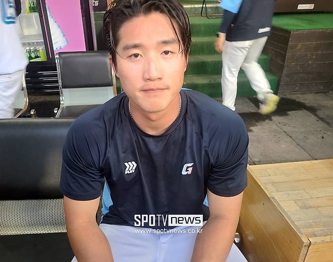 ▲ 롯데 자이언츠 이주찬이 끝내기 안타를 치고 취재진과 인터뷰를 하고 있다. ⓒ 사직, 김민경 기자