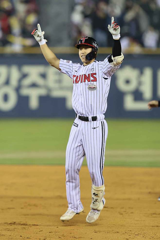 LG 트윈스 내야수 구본혁이 6일 서울 잠실야구장에서 열린 KT 위즈와의 홈경기에서 9회말 생애 첫 끝내기 만루 홈런을 터트린 뒤 세리머니하고 있다. LG 트윈스 제공