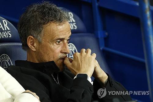 PSG는 7일 프랑스 파리에 위치한 파르크 데 프랭스에서 열린 클레르몽 푸트와의 프랑스 리그1 28라운드 홈경기에서 후반 40분에 터진 곤살루 하무스의 동점골에 힘입어 간신히 무승부를 거뒀다. 이날 PSG는 주중 바르셀로나와의 UEFA 챔피언스리그 8강 1차전 홈경기를 앞두고 있어 대대적인 로테이션을 가동했다. 이강인도 이날 벤치에서 경기를 출발했는데 팀이 선제골을 허용한 동점골을 만들지 못하자 후반 22분 교체 투입되면서 짧은 시간 그라운드를 누볐다. 연합뉴스