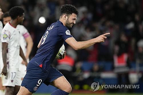 PSG는 7일 프랑스 파리에 위치한 파르크 데 프랭스에서 열린 클레르몽 푸트와의 프랑스 리그1 28라운드 홈경기에서 후반 40분에 터진 곤살루 하무스의 동점골에 힘입어 간신히 무승부를 거뒀다. 이날 PSG는 주중 바르셀로나와의 UEFA 챔피언스리그 8강 1차전 홈경기를 앞두고 있어 대대적인 로테이션을 가동했다. 이강인도 이날 벤치에서 경기를 출발했는데 팀이 선제골을 허용한 동점골을 만들지 못하자 후반 22분 교체 투입되면서 짧은 시간 그라운드를 누볐다. 연합뉴스