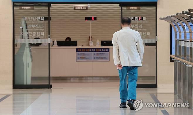 출구 안보이는 의정 갈등 4월 5일 서울 시내의 한 대형병원에서 한 의사가 발걸음을 옮기고 있다. [연합뉴스 자료사진]