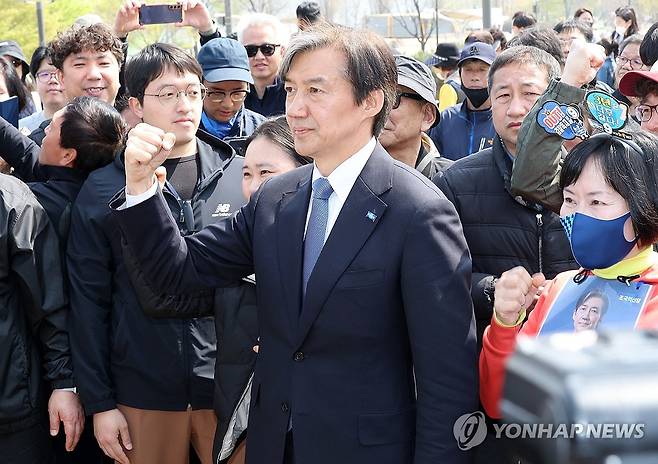 시민들 만나는 조국 대표 (서울=연합뉴스) 한상균 기자 = 조국혁신당 조국 대표가 7일 서울 여의도 한강공원에서 시민들을 만나고 있다. 2024.4.7 xyz@yna.co.kr