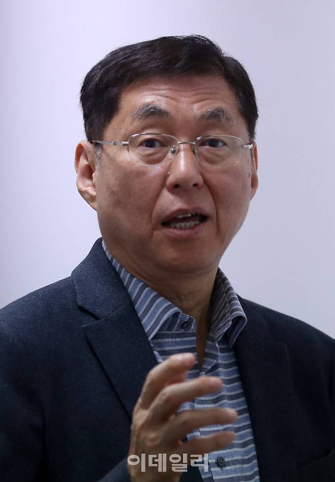 유회준 카이스트 AI반도체대학원장(신임 반도체공학회장)은 본지 인터뷰에서 “이번에 개발한 상보형 트랜스포머의 장점은 어디에든 붙여서 바로 사용할 수 있다는 점”이라며 “AI폰 사용량이 늘어나면 활용 범위가 더욱 확대될 것”이라고 했다. (사진=김태형 기자)