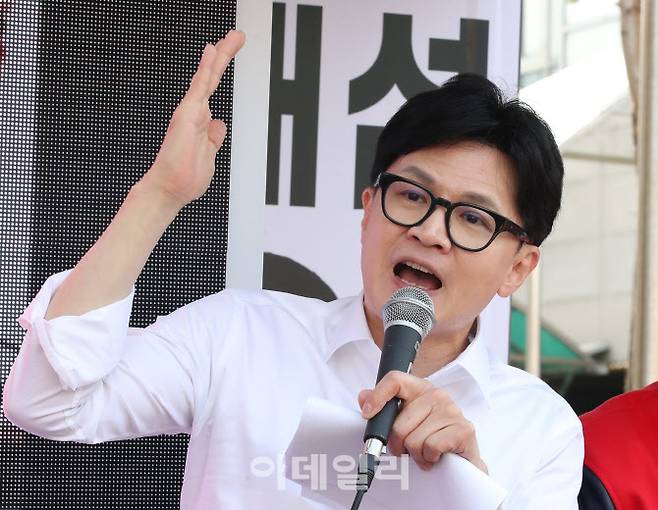 한동훈 국민의힘 비상대책위원장 겸 총괄선대위원장이 지난 4일 서울 도봉구 창동성당 앞에서 김재섭 도봉구 갑 후보와 김선동 도봉구 을 후보 지지 유세를 하고 있다. (사진=이데일리 방인권 기자)